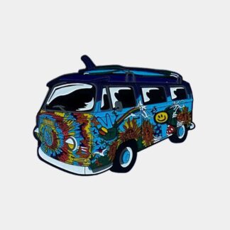 Combi VW décoré style hippie, couleurs vives.