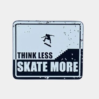 Panneau « Think Less Skate More » avec skateur.