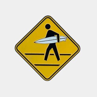 Panneau d'avertissement : piétons traversant avec planche de surf.