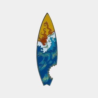 Pin's planche de surf avec motif vague et soleil