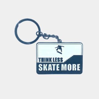 Porte-clés "Think less, skate more" avec skateboarder
